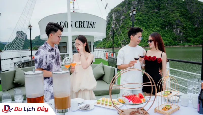 Du khách thưởng thức tiệc trà chiều trên du thuyền trong Tour Du thuyền Vịnh Hạ Long 4 sao