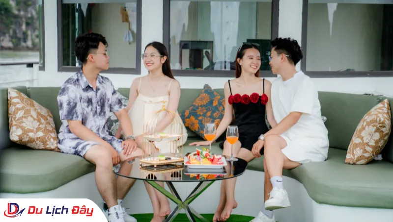 Du khách trò chuyện với nhau du thuyền trong Tour Du thuyền Vịnh Hạ Long 4 sao