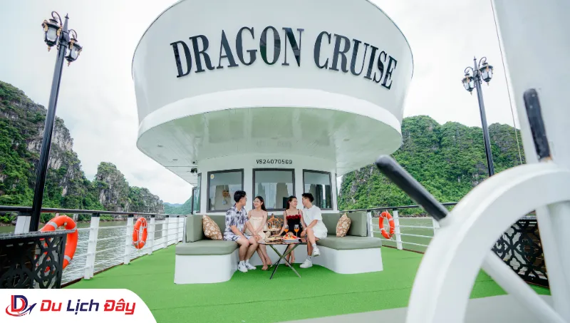 Nhóm du khách thư giãn và ngắm cảnh trên boong tàu trong Tour Du thuyền Vịnh Hạ Long 4 sao