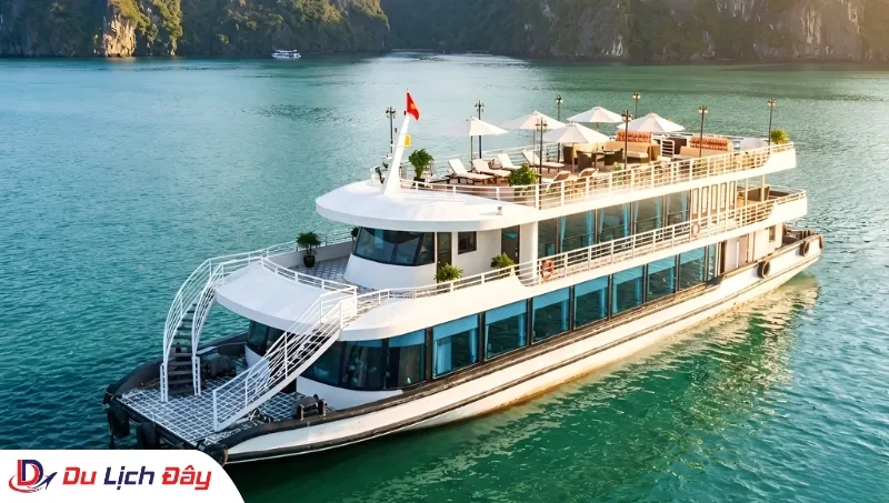 Toàn cảnh du thuyền sang trọng trên vịnh trong Tour Du thuyền Vịnh Hạ Long 5 sao