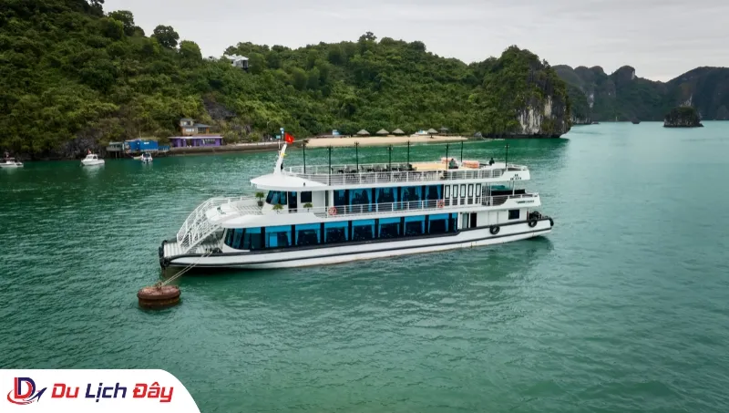 Toàn cảnh du thuyền sang trọng trên mặt biển trong Tour Du thuyền Vịnh Hạ Long 5 sao