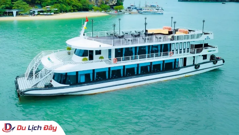 Toàn cảnh du thuyền sang trọng trên mặt biển trong Tour Du thuyền Vịnh Hạ Long 5 sao