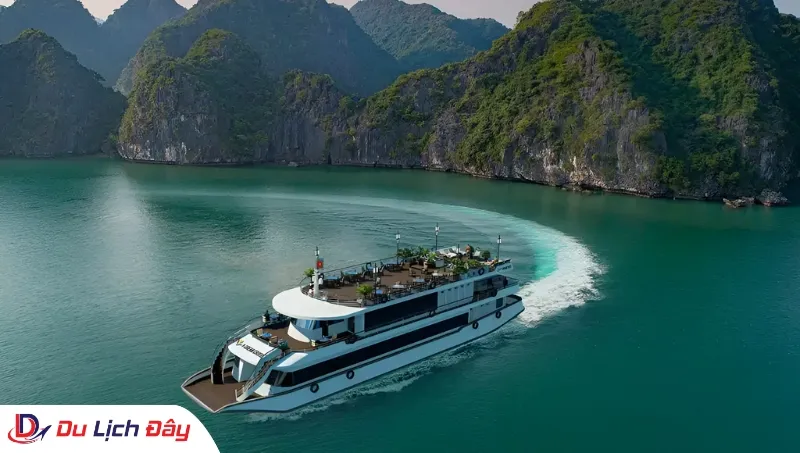 Toàn cảnh du thuyền sang trọng trên mặt biển trong Tour Du thuyền Vịnh Hạ Long 5 sao