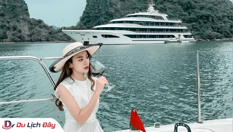 Du khác trải nghiệm thưởng thức đồ uống thượng hạng trong Tour Du thuyền Vịnh Hạ Long 5 sao