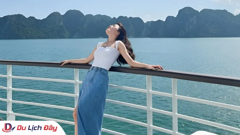 Tận hưởng khoảnh khắc thư thái giữa thiên nhiên kỳ quan trong Tour Du thuyền Vịnh Hạ Long 5 sao