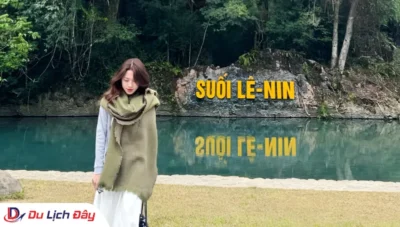 Du khách check-in bên dòng Suối Lê-Nin trong xanh trong Tour Hà Nội - Cao Bằng - Bắc Kạn - 3N2D