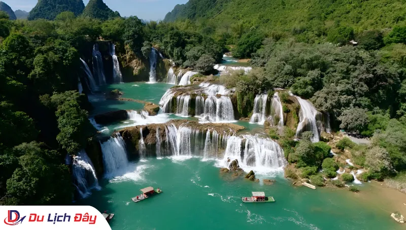 Vẻ đẹp hùng vĩ của thác Bản Giốc nhìn từ trên cao trong Tour Hà Nội - Cao Bằng - Bắc Kạn - 3N2D