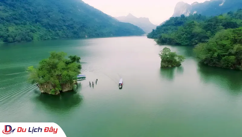 Trải nghiệm du thuyền trên hồ Ba Bể xanh mát trong Tour Hà Nội - Cao Bằng - Bắc Kạn - 3N2D