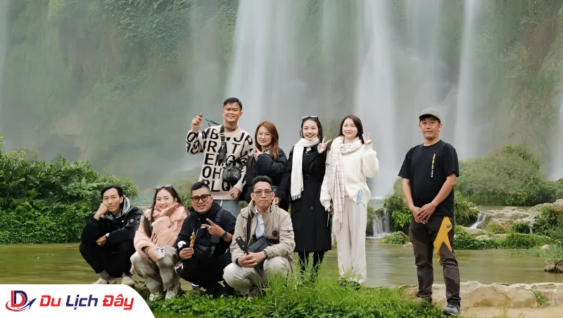 Nhóm bạn chụp ảnh lưu niệm dưới chân thác Bản Giốc trong Tour Hà Nội - Cao Bằng - Bắc Kạn - 3N2D