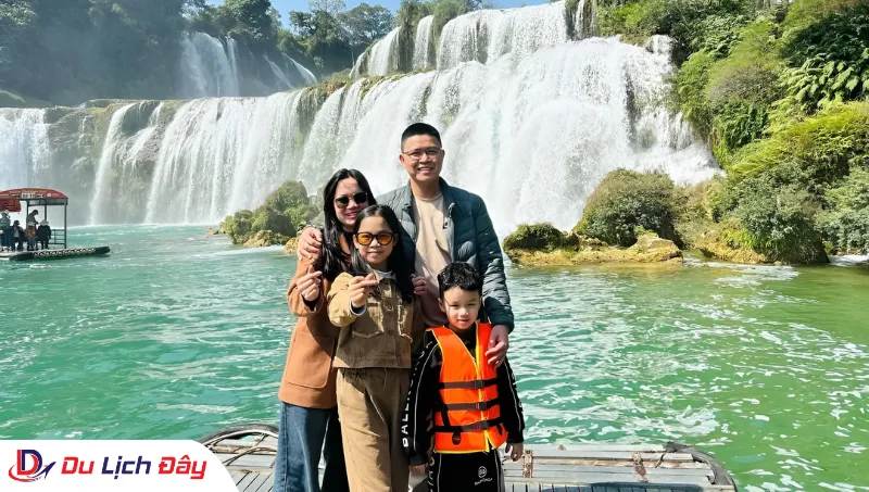 Gia đình hạnh phúc check-in tại thác Bản Giốc trong Tour Hà Nội - Cao Bằng - Bắc Kạn - 3N2D
