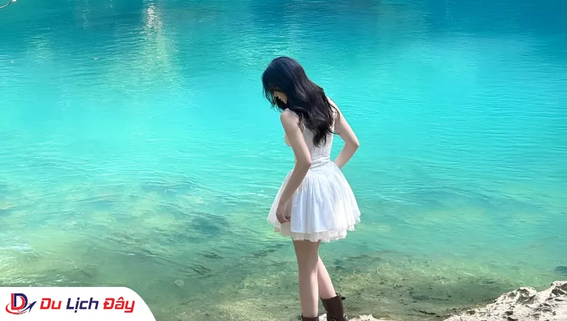 Du khách thả dáng bên làn nước trong xanh trong Tour Hà Nội - Cao Bằng - Bắc Kạn - 3N2D