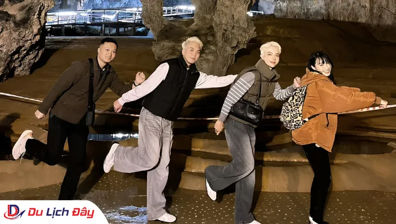 Nhóm bạn trẻ vui vẻ khám phá Động Ngườm Ngao trong Tour Hà Nội - Cao Bằng - Bắc Kạn - 3N2D