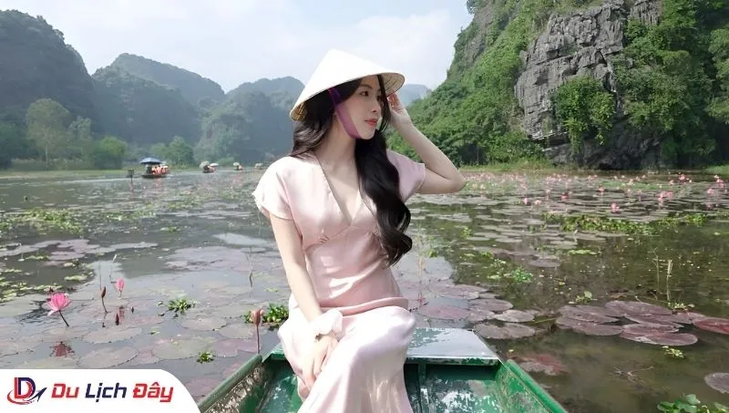 Du khách tạo dáng tại Tam Cốc trong Tour Hà Nội - Ninh Bình