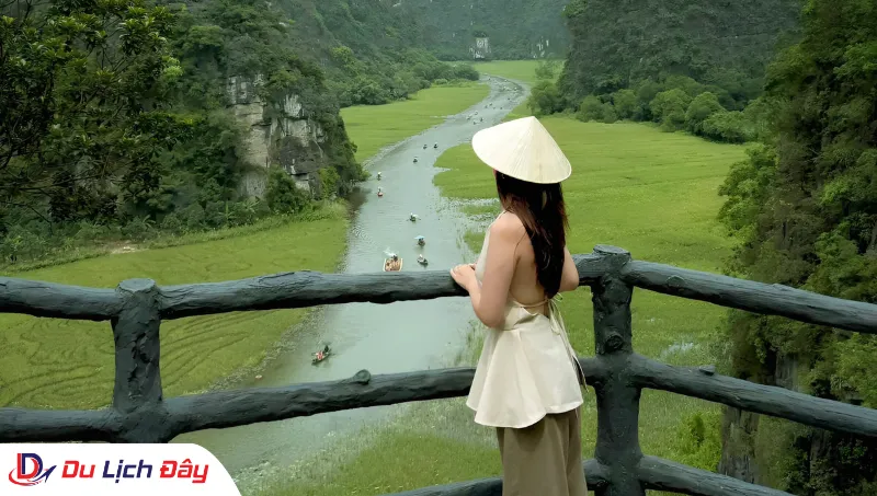 Du khách check in tại Tam Cốc trong Tour Hà Nội - Ninh Bình