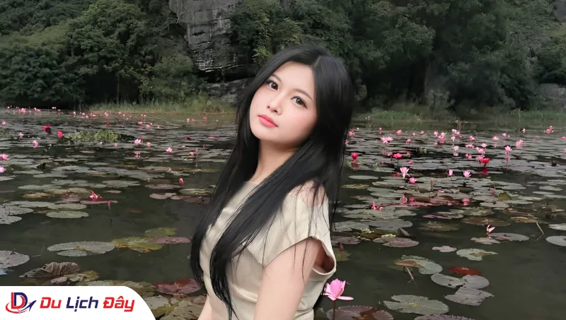 Du khách trải nghiệm đi Tam Cốc trong Tour Hà Nội - Ninh Bình