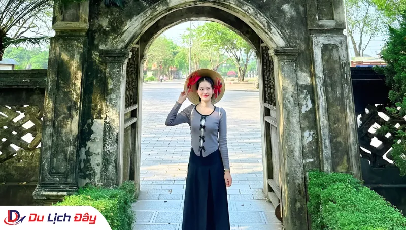 Du khách check in tại Cố Đô Hoa Lư trong Tour Hà Nội - Ninh Bình