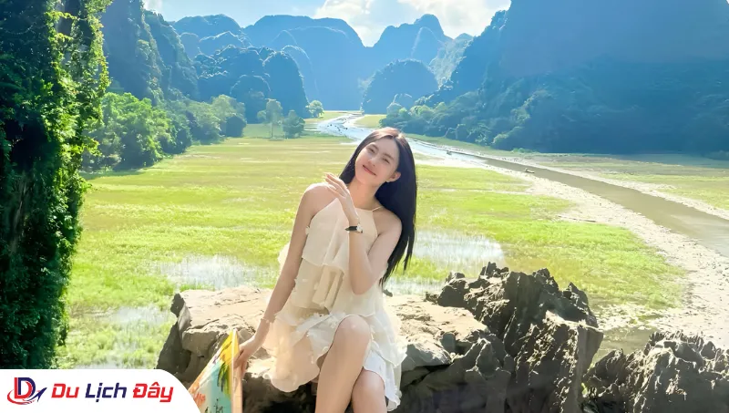 Du khách check in tại Tam Cốc trong Tour Hà Nội - Ninh Bình