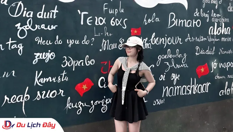 Du khách check in tại Ninh Bình trong Tour Hà Nội - Ninh Bình