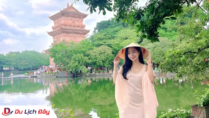 Du khách check in tại Cố Đô Hoa Lư trong Tour Hà Nội - Ninh Bình