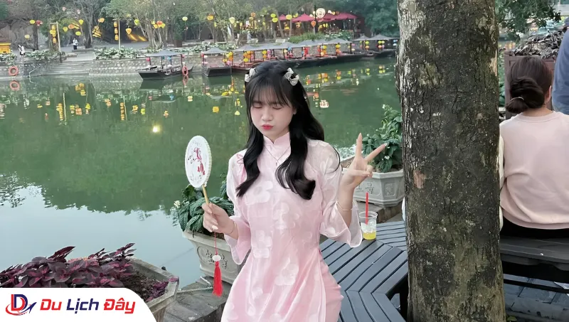 Du khách check in tại Cố Đô Hoa Lư trong Tour Hà Nội - Ninh Bình