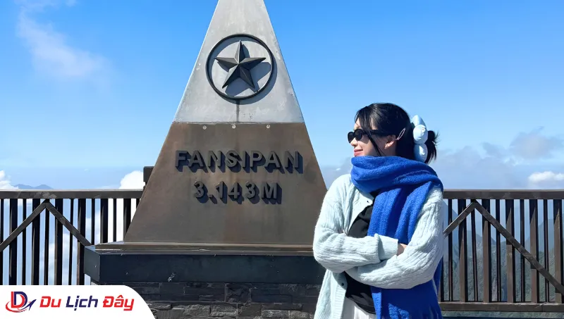 Du khách chưa ảnh kỷ niệm tại cột mốc Fansipan 3.143m trong Tour Hà Nội - SaPa - 2N1D