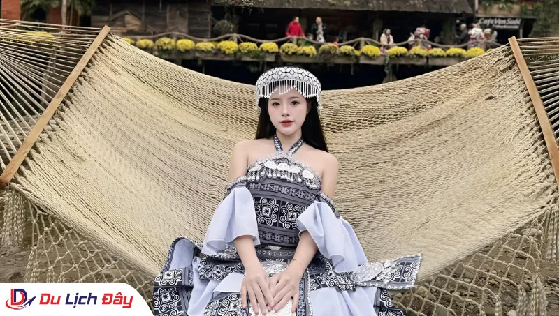 Du khách check in với trang phục dân tộc tại Bản Cát Cát trong Tour Hà Nội - SaPa - 2N1D