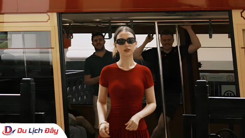 Du khách trải nghiệm cáp treo trong Tour Hà Nội - SaPa - 2N1D