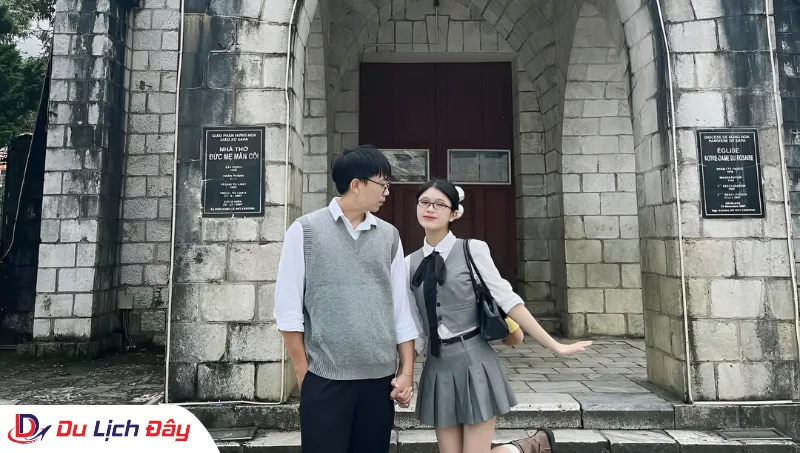 Cặp đôi lưu giữ khoảnh khắc tại Nhà thờ đá trong Tour Hà Nội - SaPa - 2N1D