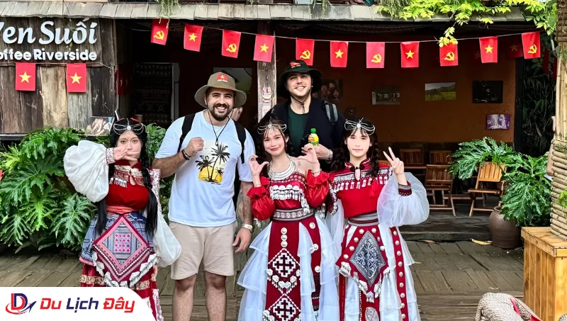 Du khách nước ngoài giao lưu văn hóa cùng người dân bản địa trong Tour Hà Nội - SaPa - 2N1D