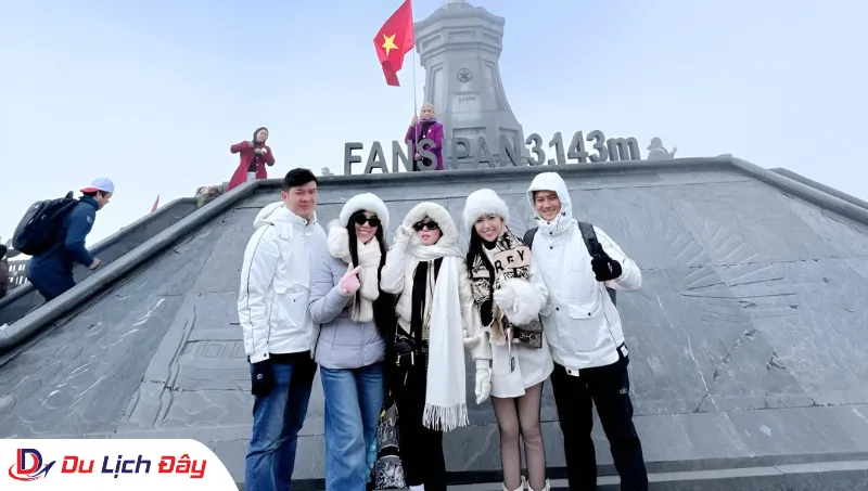 Nhóm bạn trẻ chinh phục "nóc nhà Đông Dương" trong Tour Hà Nội - SaPa 3N2D