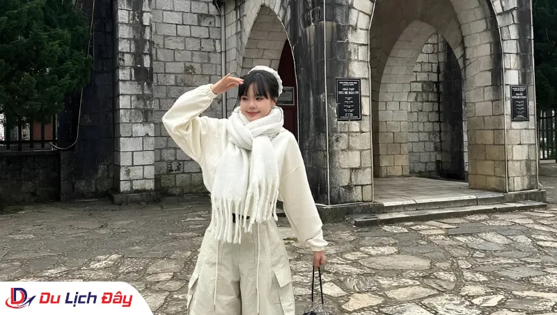 Du khách check-in tại Nhà thờ đá Sapa trong Tour Hà Nội - SaPa 3N2D