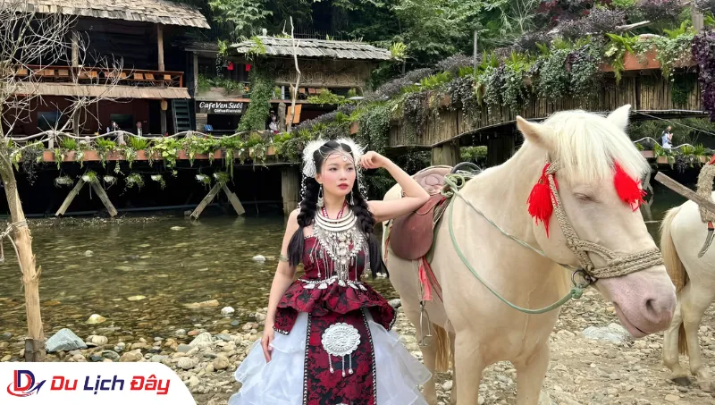 Du khách trải nghiệm trang phục dân tộc tại bản Cát Cát trong Tour Hà Nội - SaPa 3N2D