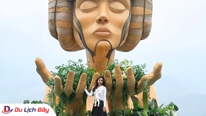 Du khách tạo dáng tại Moana Sapa trong Tour Hà Nội - SaPa 3N2D