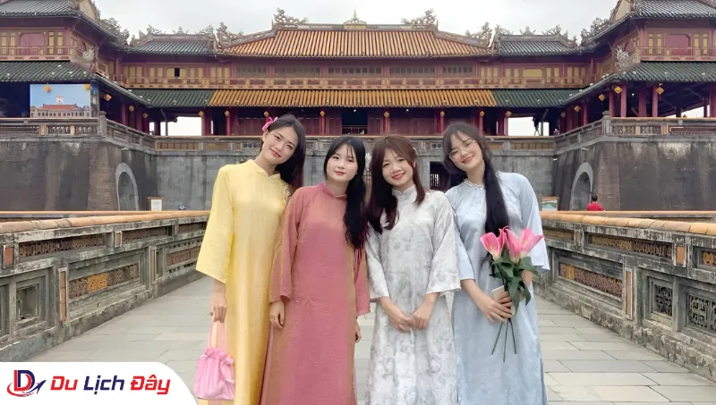 Nhóm bạn trẻ mặc áo dài truyền thống tại Đại Nội Huế trong Tour Huế - Quảng Bình 3n2d