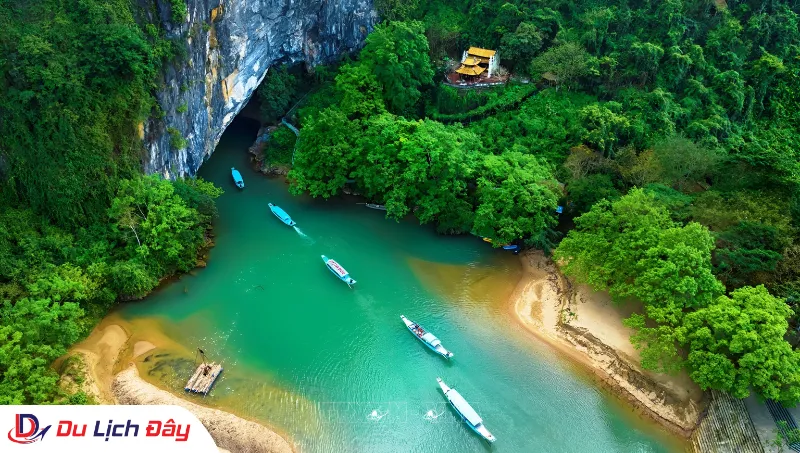 Cảnh thuyền đưa khách du lịch vào cửa hang động Phong Nha trong Tour Huế - Quảng Bình 3N2D