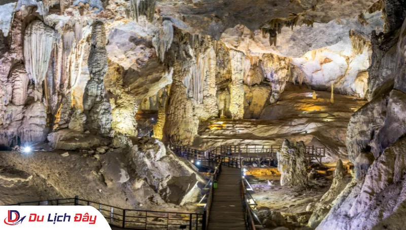 Vẻ đẹp tráng lệ của hệ thống thạch nhũ bên trong động trong Tour Huế - Quảng Bình 3N2D