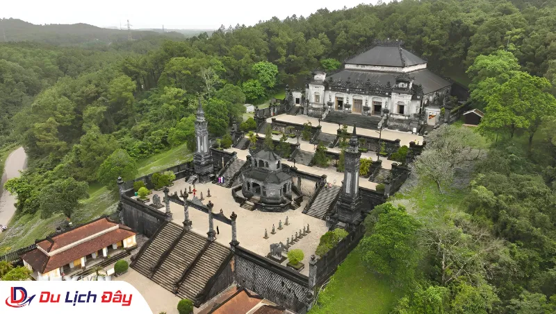 Vẻ đẹp uy nghiêm, độc đáo của Lăng Khải Định từ trên cao trong Tour Huế - Quảng Bình 3N2D
