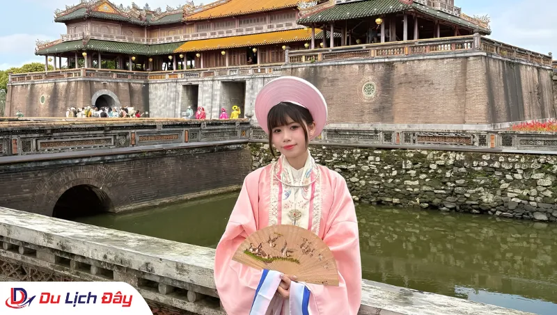 Nữ du khách mặc cổ phục Việt Nam check-in tại Hoàng cung Huế trong Tour Huế - Quảng Bình 3N2D