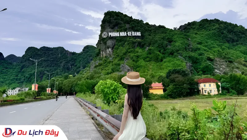Du khách check-in con đường dẫn vào di sản thiên nhiên thế giới Phong Nha - Kẻ Bàng trong Tour Huế - Quảng Bình 3N2D