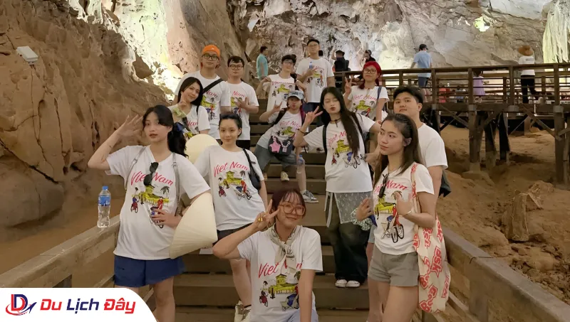 Tập thể du khách trải nghiệm khám phá Động Thiên Đường trong Tour Huế - Quảng Bình 3N2D