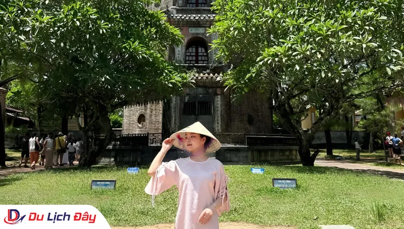 Du khách check in tại Chùa Thiên Mụ trong Tour Huế - Quảng Bình 3N2D