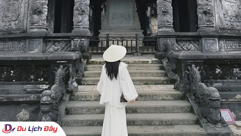 Du khách tham quan kiến trúc cổ kính tại Lăng Khải Định trong Tour Huế - Quảng Bình 3N2D
