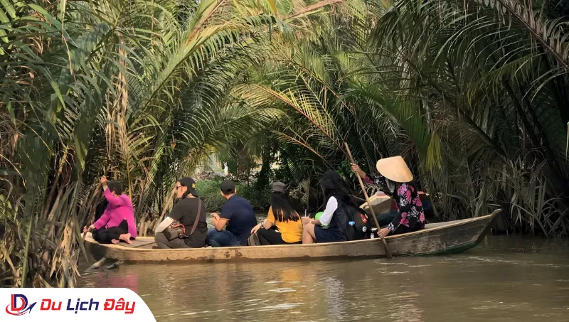 Du khách thư giãn trên xuồng ba lá giữa không gian xanh mát trong Tour khám phá Cù Lao Thới Sơn - Mỹ Tho