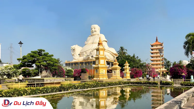 Tham quan tượng Phật Di Lặc uy nghiêm tại Chùa Vĩnh Tràng trong Tour khám phá Cù Lao Thới Sơn - Mỹ Tho