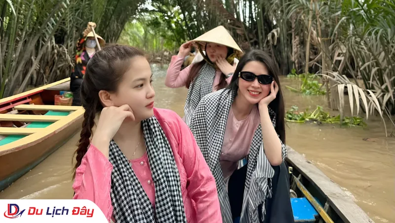Check-in cùng bạn bè trên xuồng ba lá trong Tour khám phá Cù Lao Thới Sơn - Mỹ Tho
