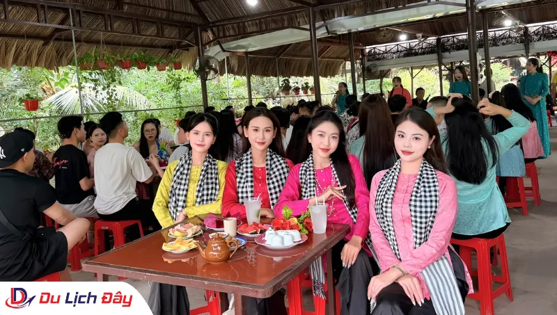 Thưởng thức trà và trái cây miệt vườn trong Tour khám phá Cù Lao Thới Sơn - Mỹ Tho