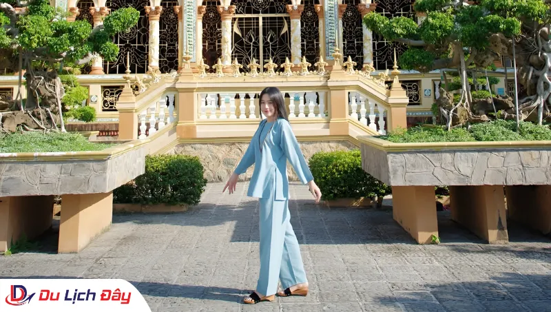 Du khách check in tại Chùa Vĩnh Tràng trong Tour khám phá Cù Lao Thới Sơn - Mỹ Tho