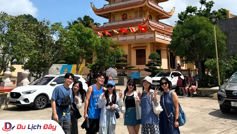 Nhóm bạn trẻ chụp hình lưu niệm tại Chùa Vĩnh Tràng trong Tour khám phá Cù Lao Thới Sơn - Mỹ Tho