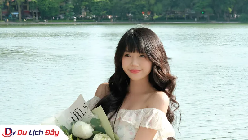 Du khách check-in tại Hồ Gươm trong Tour Khám phá Hà Nội - Trong ngày