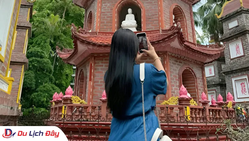 Du khách tham quan Chùa Trấn Quốc trong Tour Khám phá Hà Nội - Trong ngày
